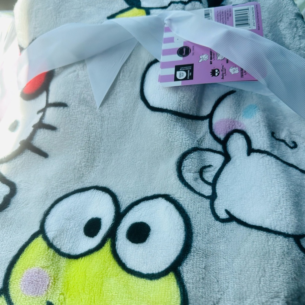 New Hello kitty blanket no hanger just tags - Picture 2 of 2